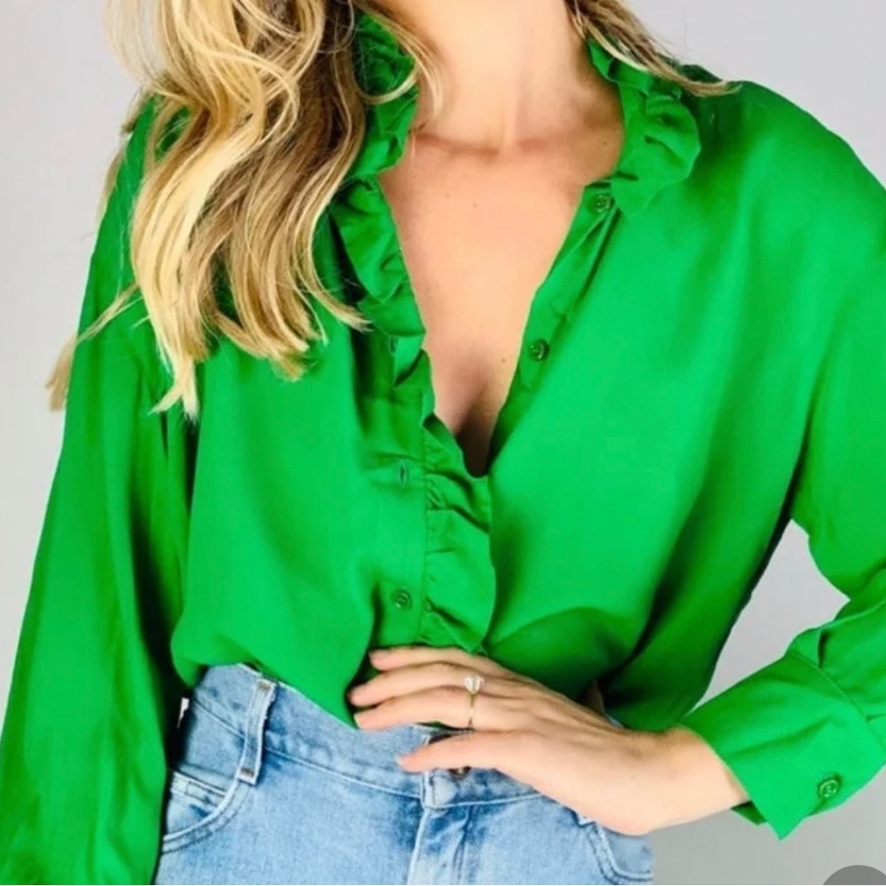 🤍 ZARA Kelly Green Ruffle Front Blouse